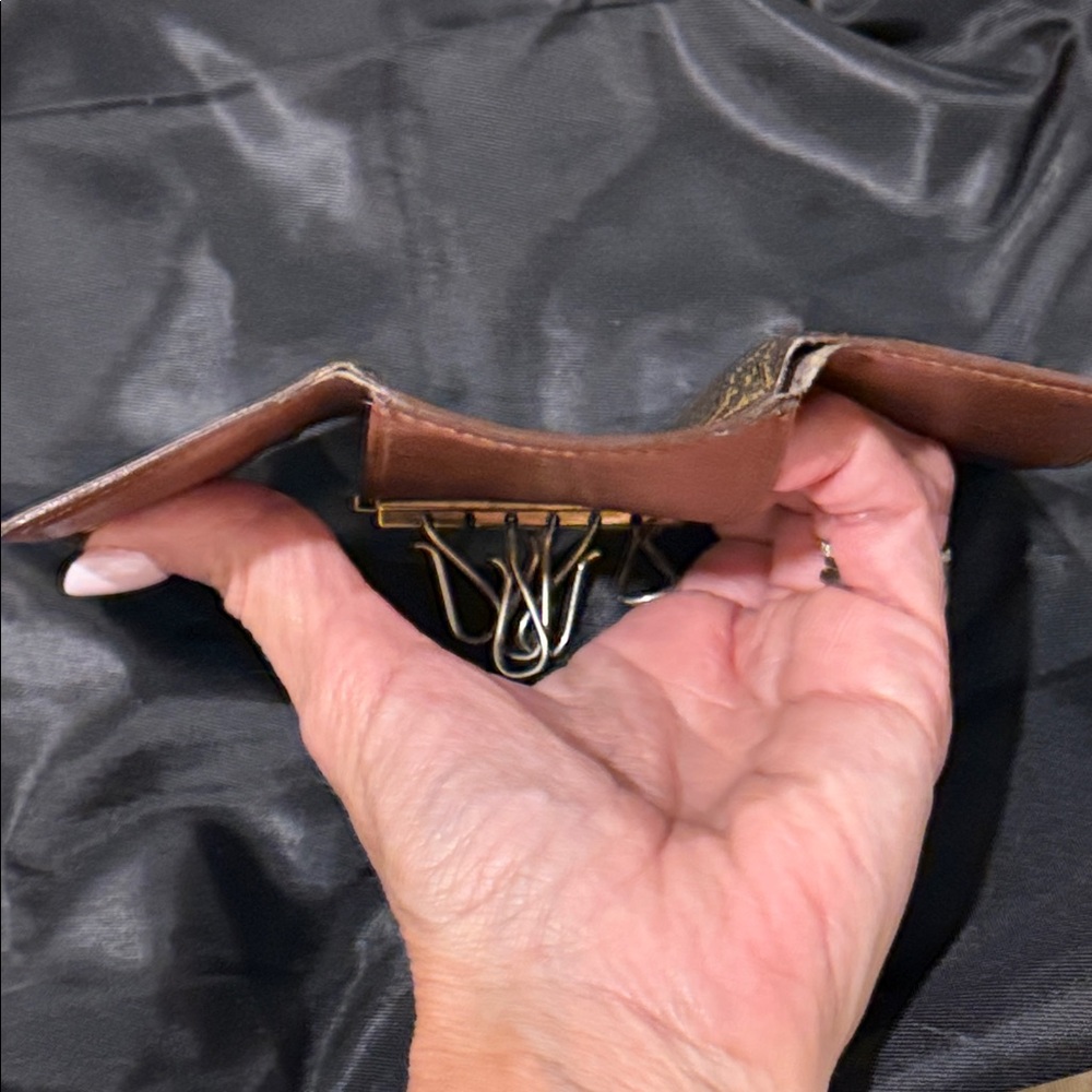 Louis Vuitton Authentic Brown and Gold Monogram 6 Key Case -As Is - Picture 8 of 9